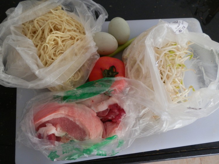 西红柿豆芽炒面步骤1