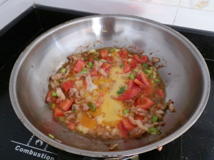 西红柿豆芽炒面步骤5