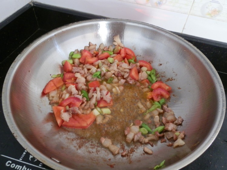 西红柿豆芽炒面步骤4