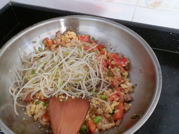 西红柿豆芽炒面步骤6