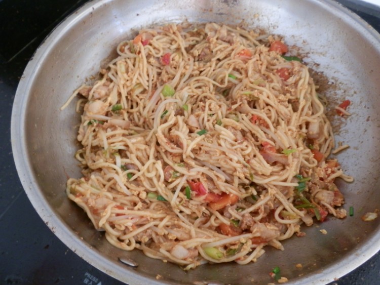 西红柿豆芽炒面步骤7