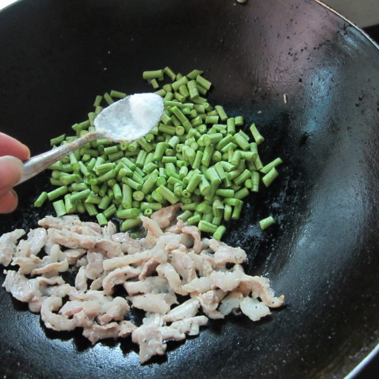 瘦肉豆角炒面步骤4