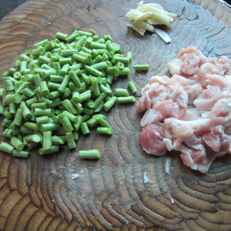 瘦肉豆角炒面步骤1