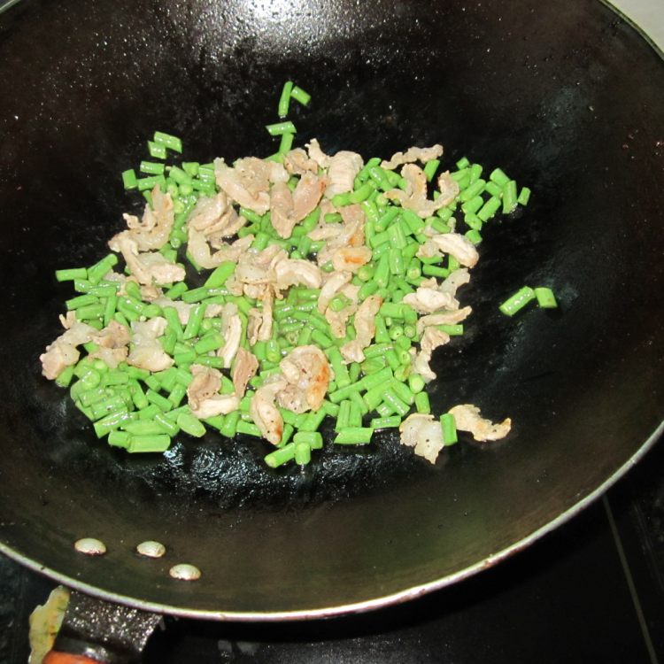 瘦肉豆角炒面步骤5