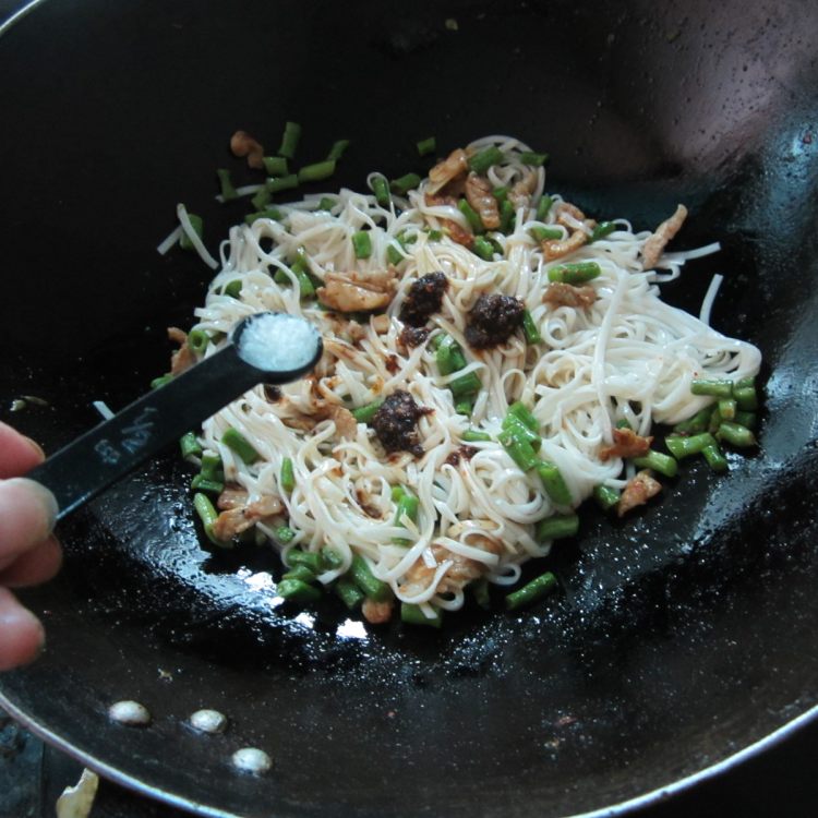 瘦肉豆角炒面步骤10