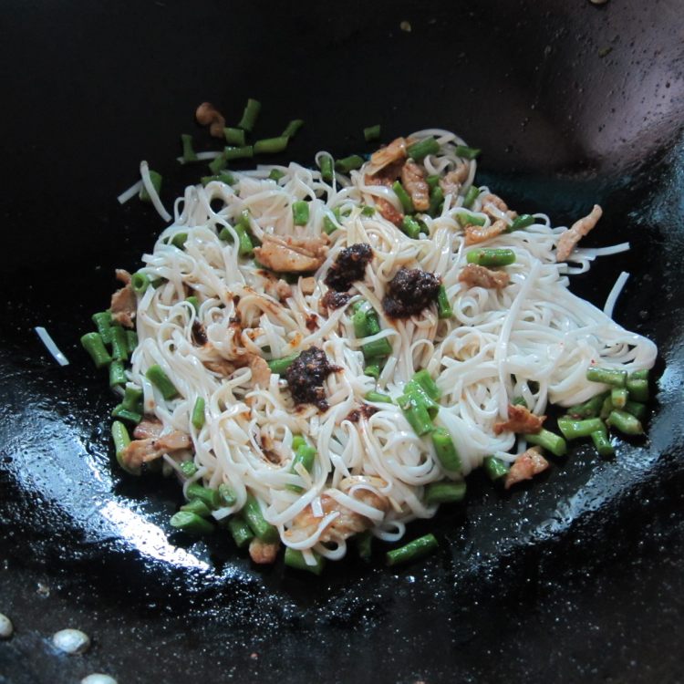 瘦肉豆角炒面步骤9