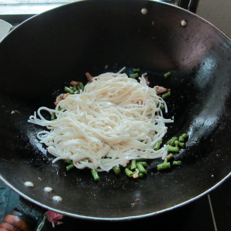瘦肉豆角炒面步骤8