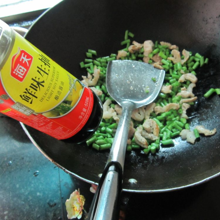 瘦肉豆角炒面步骤6