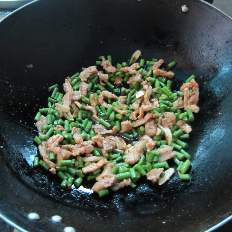瘦肉豆角炒面步骤7