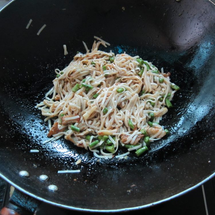 瘦肉豆角炒面步骤11