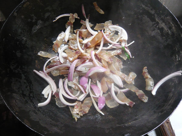 芥兰腊肉炒面步骤5