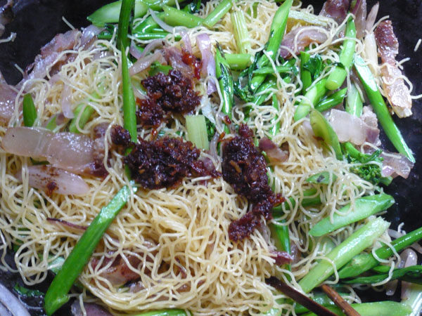 芥兰腊肉炒面步骤9