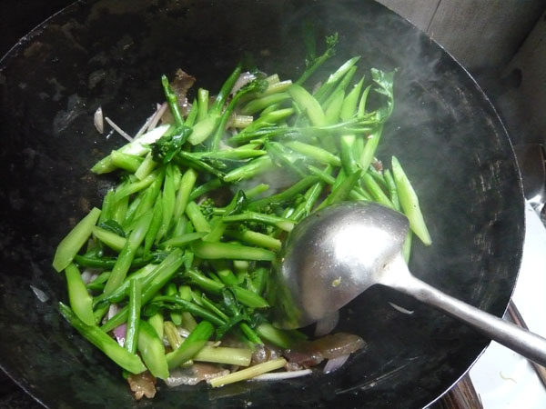 芥兰腊肉炒面步骤6