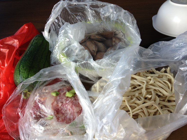 花甲瘦肉煮面条步骤1