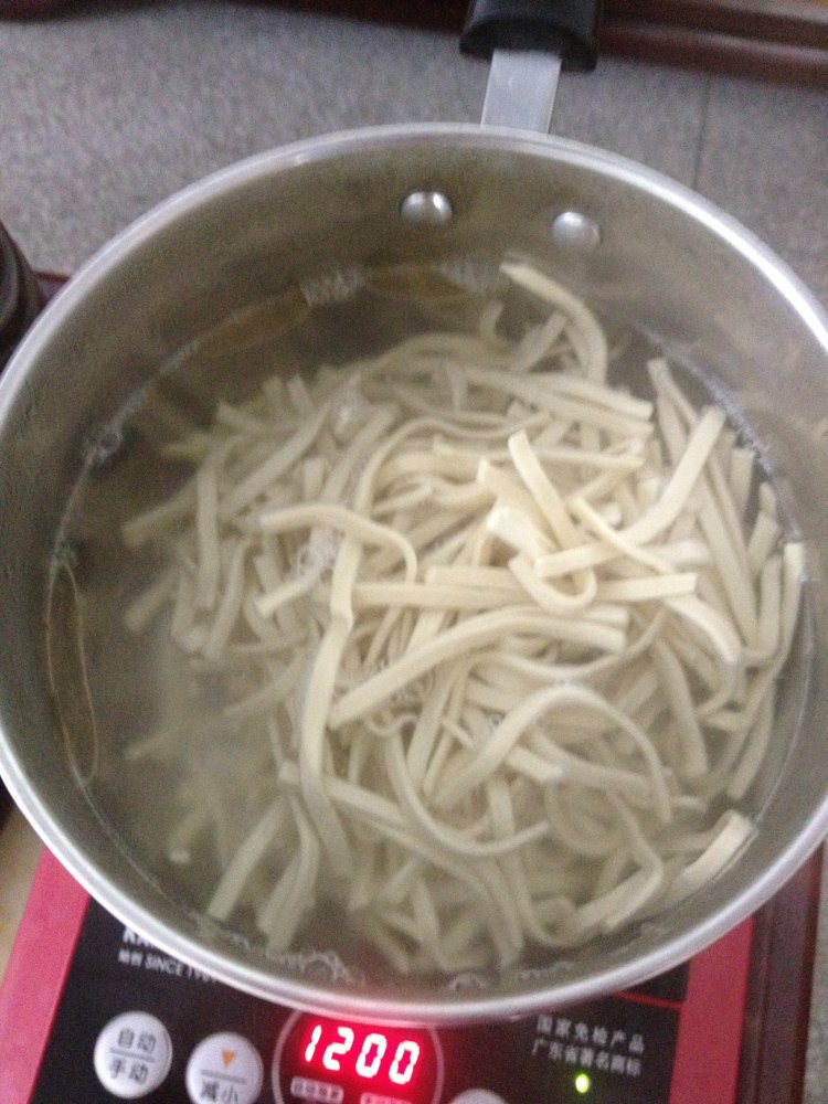 花甲瘦肉煮面条步骤2