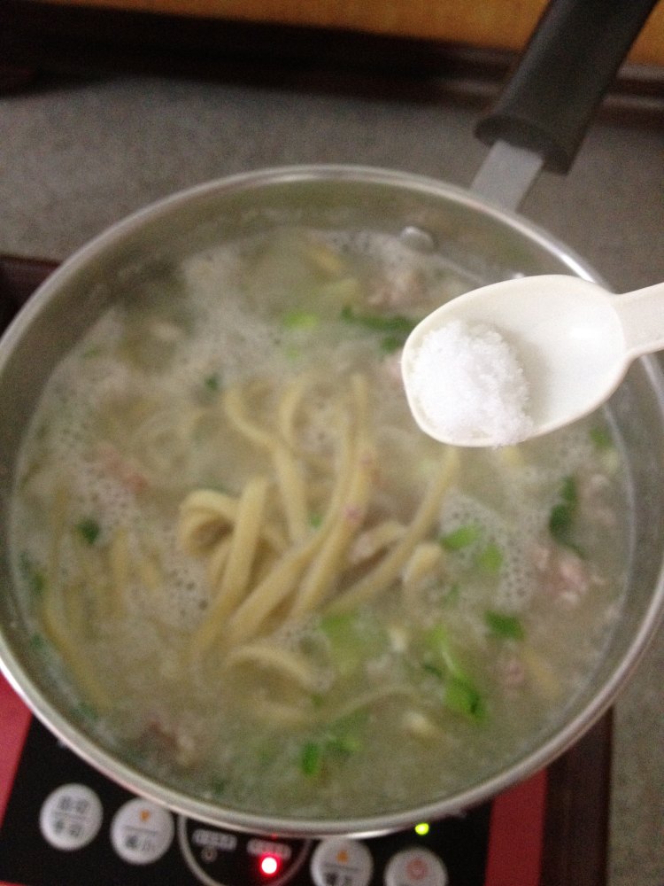 花甲瘦肉煮面条步骤7