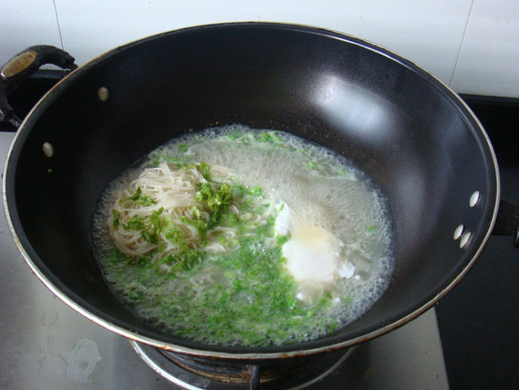鸡蛋生菜面步骤9