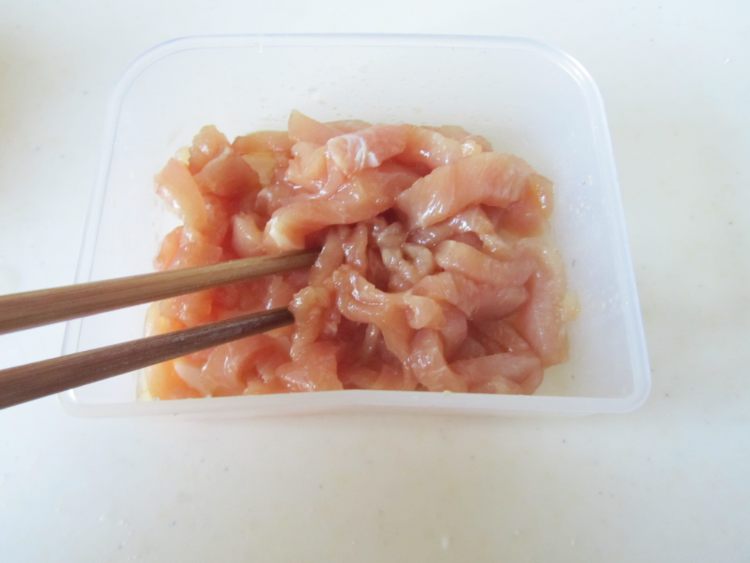 韭黄肉丝炒面步骤3