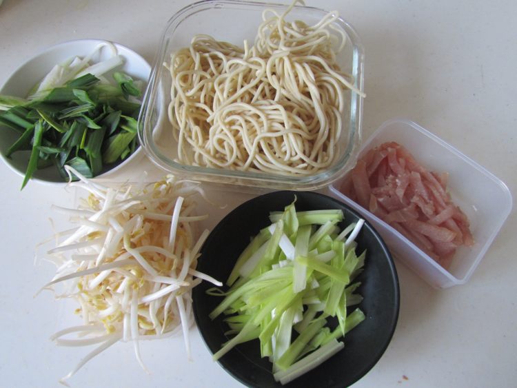 韭黄肉丝炒面步骤1