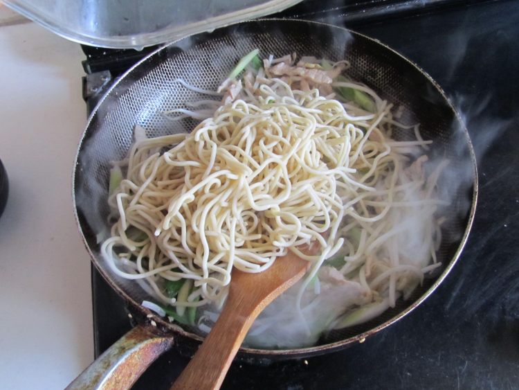 韭黄肉丝炒面步骤7
