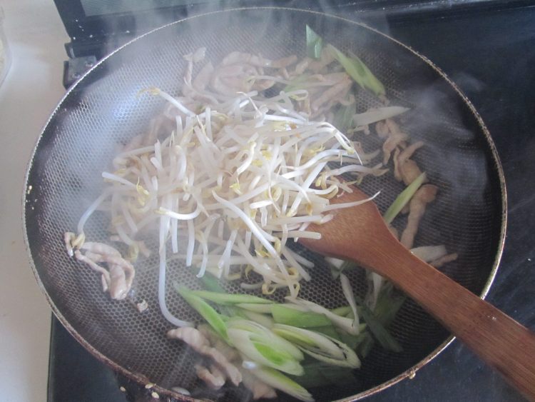 韭黄肉丝炒面步骤6