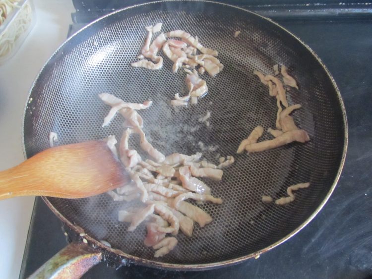 韭黄肉丝炒面步骤5