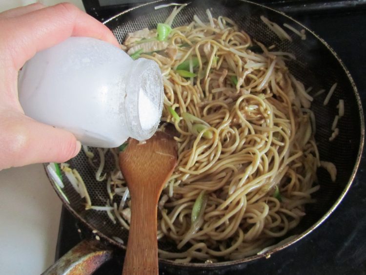 韭黄肉丝炒面步骤9