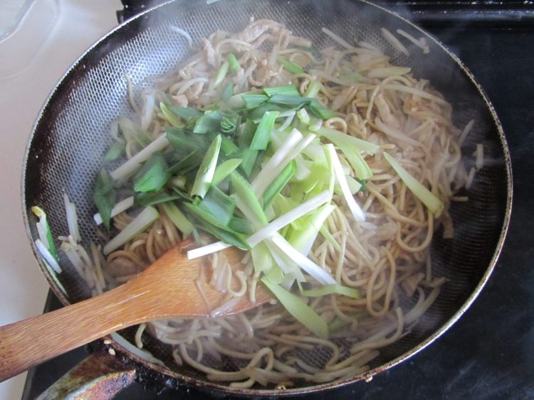 韭黄肉丝炒面步骤10