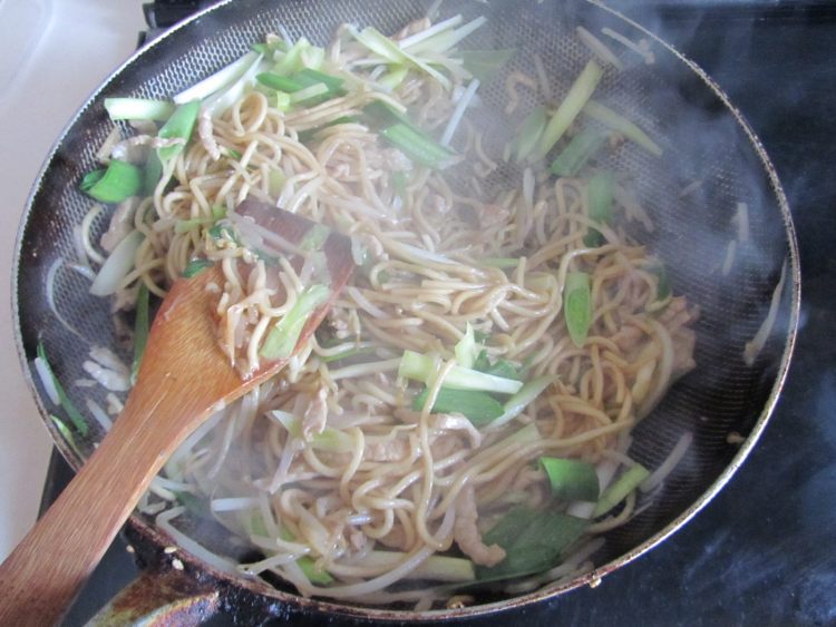 韭黄肉丝炒面步骤11