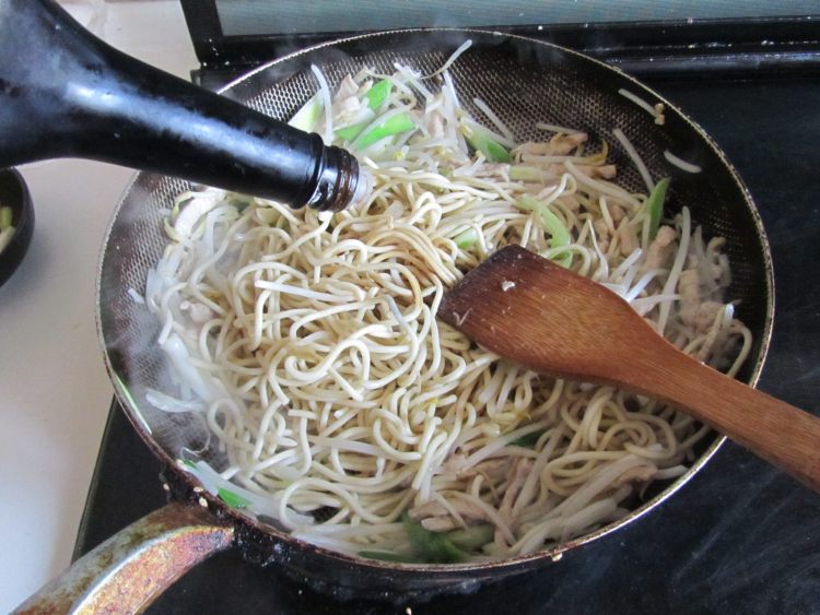 韭黄肉丝炒面步骤8