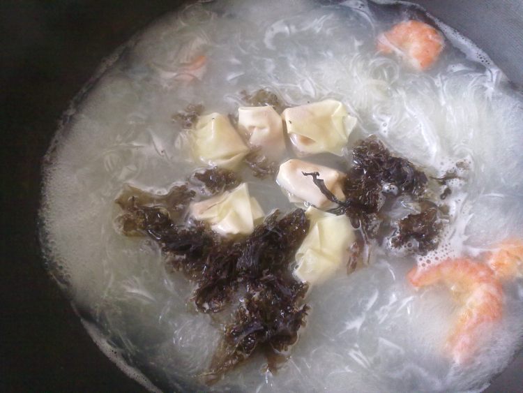 鲜虾云吞面步骤7