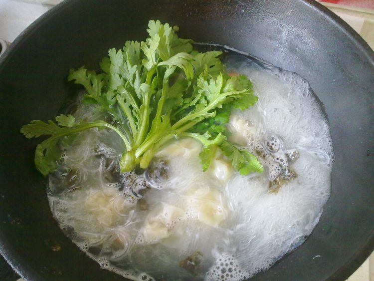 鲜虾云吞面步骤9