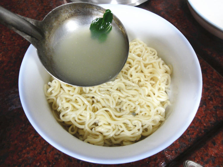 鱼汤瘦肉伊面步骤4