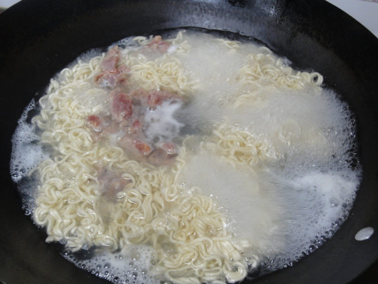鱼汤瘦肉伊面步骤2