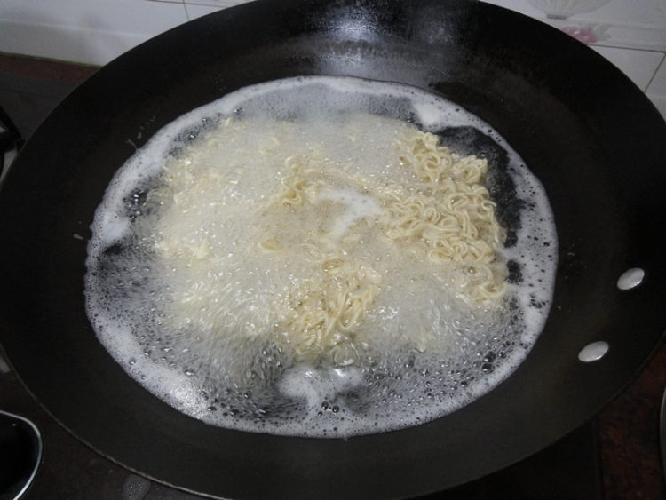 鱼汤瘦肉伊面步骤1