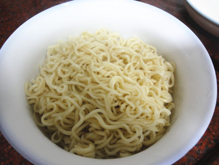 鱼汤瘦肉伊面步骤3