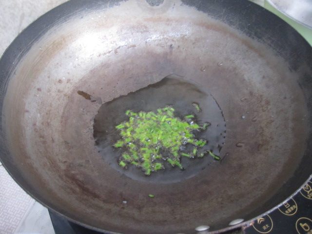 油菜木耳炒面步骤4