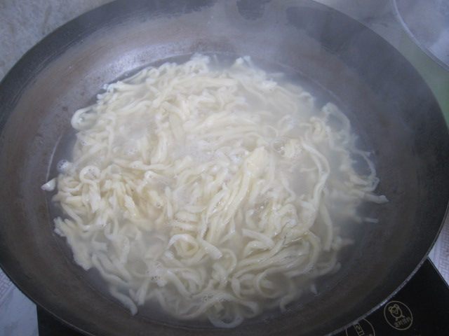 油菜木耳炒面步骤2