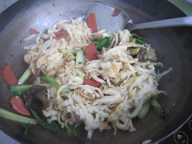 油菜木耳炒面步骤10