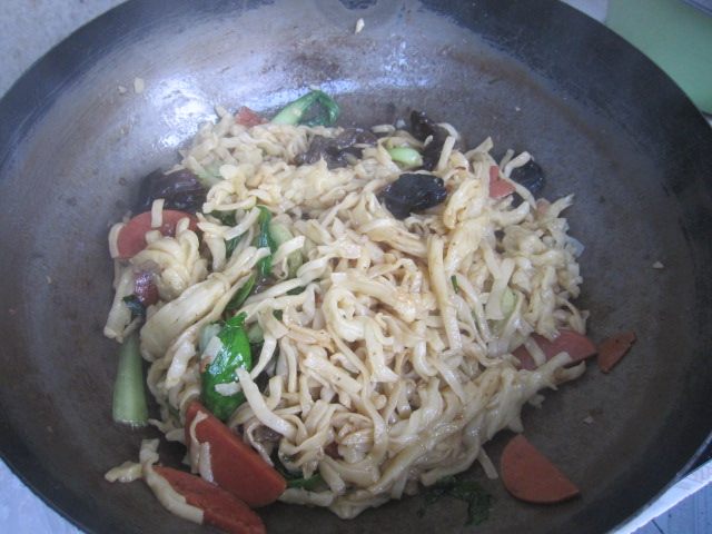 油菜木耳炒面步骤12