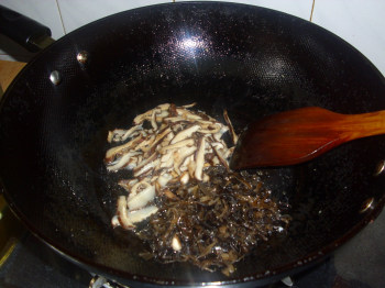 香菇冬笋肉丝炒面步骤6