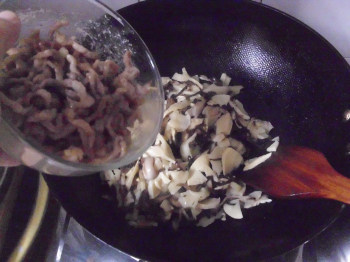 香菇冬笋肉丝炒面步骤8