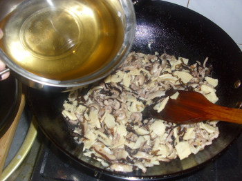 香菇冬笋肉丝炒面步骤9