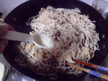 香菇冬笋肉丝炒面步骤14