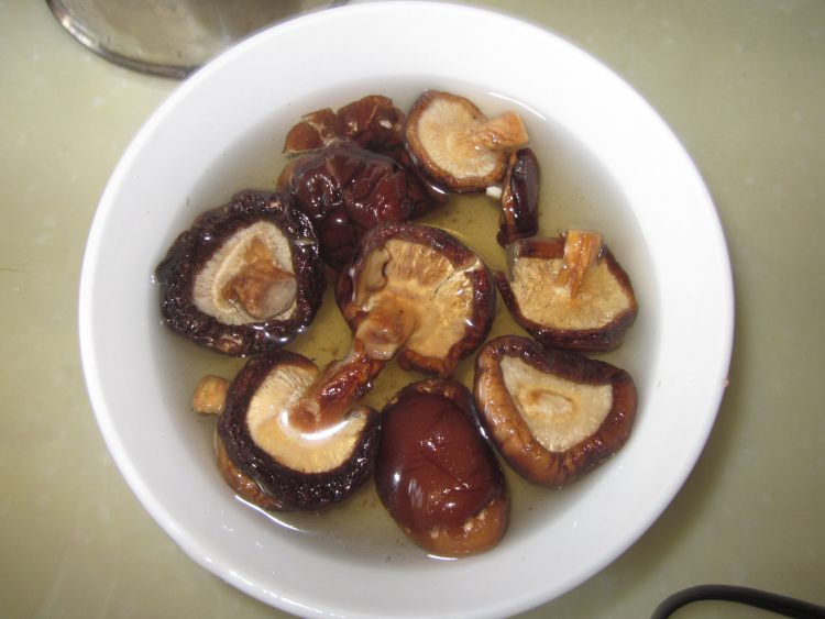 香菇鸡肉酱面步骤1