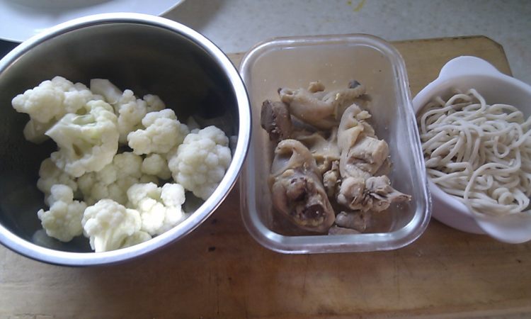 花菜鸡肉面步骤1