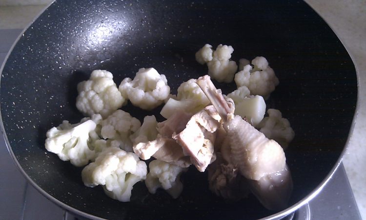 花菜鸡肉面步骤4
