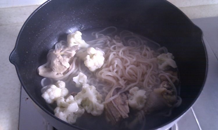 花菜鸡肉面步骤7