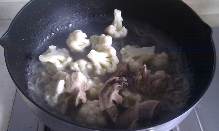 花菜鸡肉面步骤6