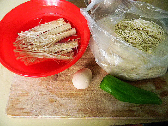 金针菇炒面步骤1